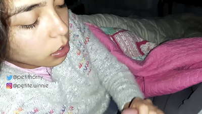 ഞാൻ എന്റെ ഭർത്താവിന്റെ കുമിഞ്ഞുകൂടിയ പാൽ മുഴുവനും വിഴുങ്ങുന്നു - കമ്മിൽ നാവ് കാണിക്കുന്നു